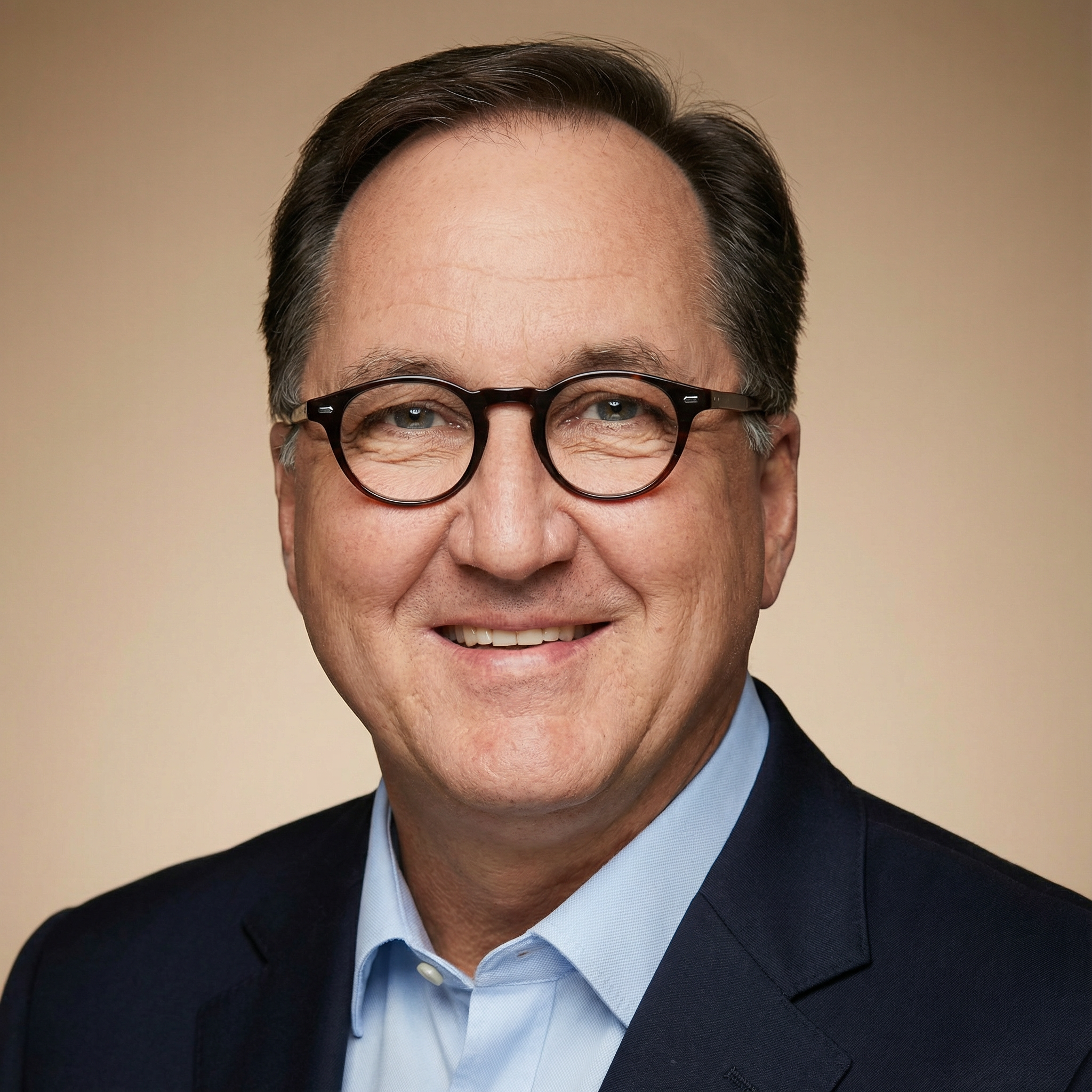 Sven Haase in professionellem Business-Anzug - Experte für finanzielle Unabhängigkeit und Existenzgründung